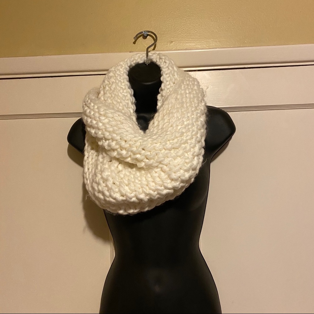 *LAST CHANCE* H&M White Chunky Infinity Scarf - Picture 1 of 4